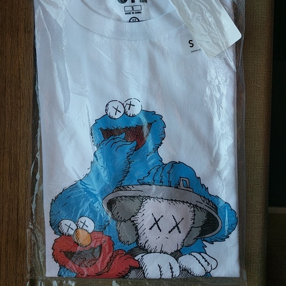 Uniqlo x KAWS Other - UNIQLO X KAWS Sesame Street T- Shirt